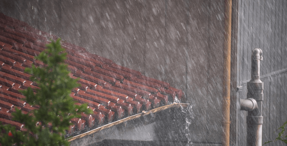 雨漏りをもたらす大雨のイメージ